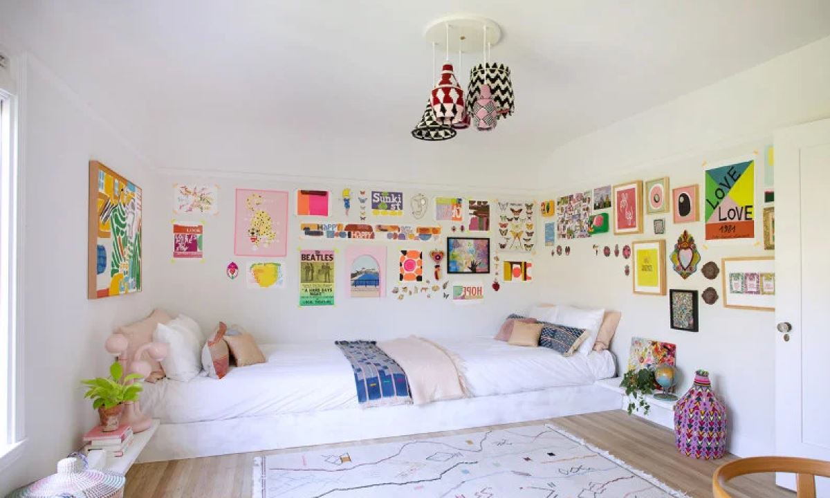 نمونه دکور دیوار اتاق مشترک دختر و پسر با نقاشی و کاردستی آنها