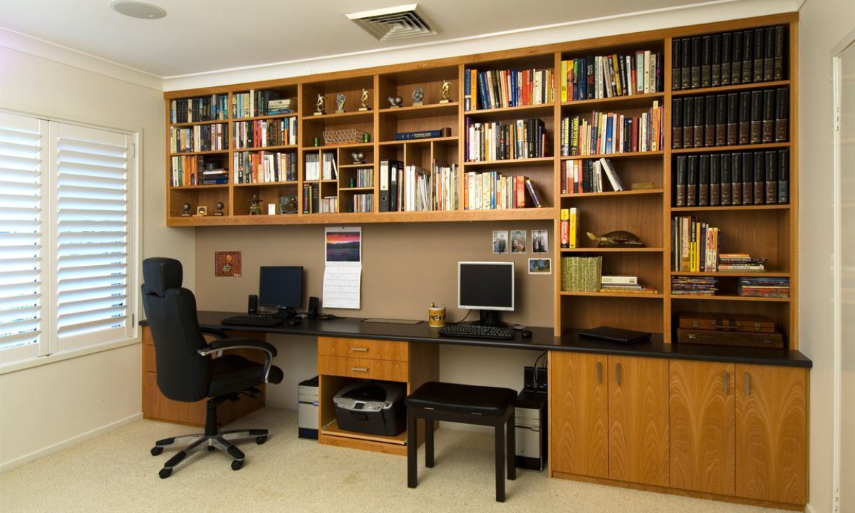 با سفارشی‌سازی قفسه و کمد و کتابخانه می‌توانید از فضاهای کم و پرت نیز بهترین استفاده را ببرید.