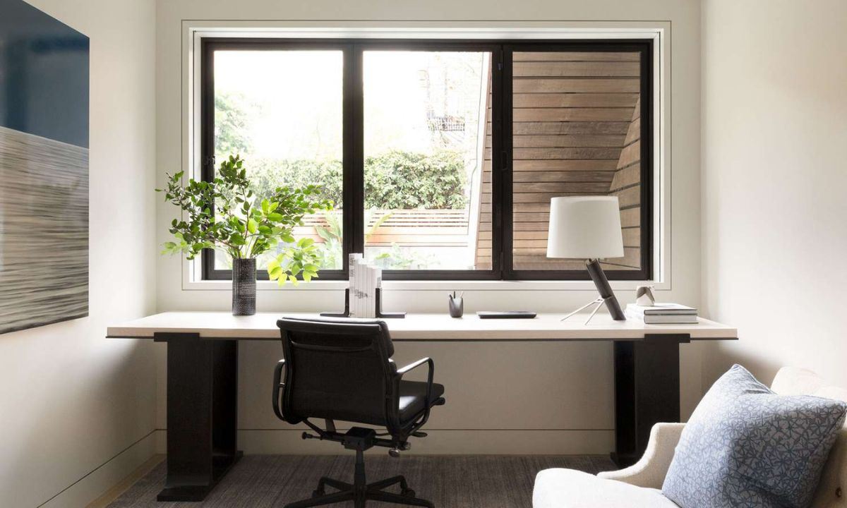 با قرار دادن صندلی و میز کار خود روبه روی پنجره، می‌توانید حین کار به چشم خود استراحت داده و بهره‌وری خود را بالا ببرید
