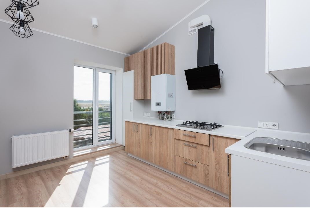 دکوراسیون آشپزخانه کوچک مدرن، سفید و طرح چوب
