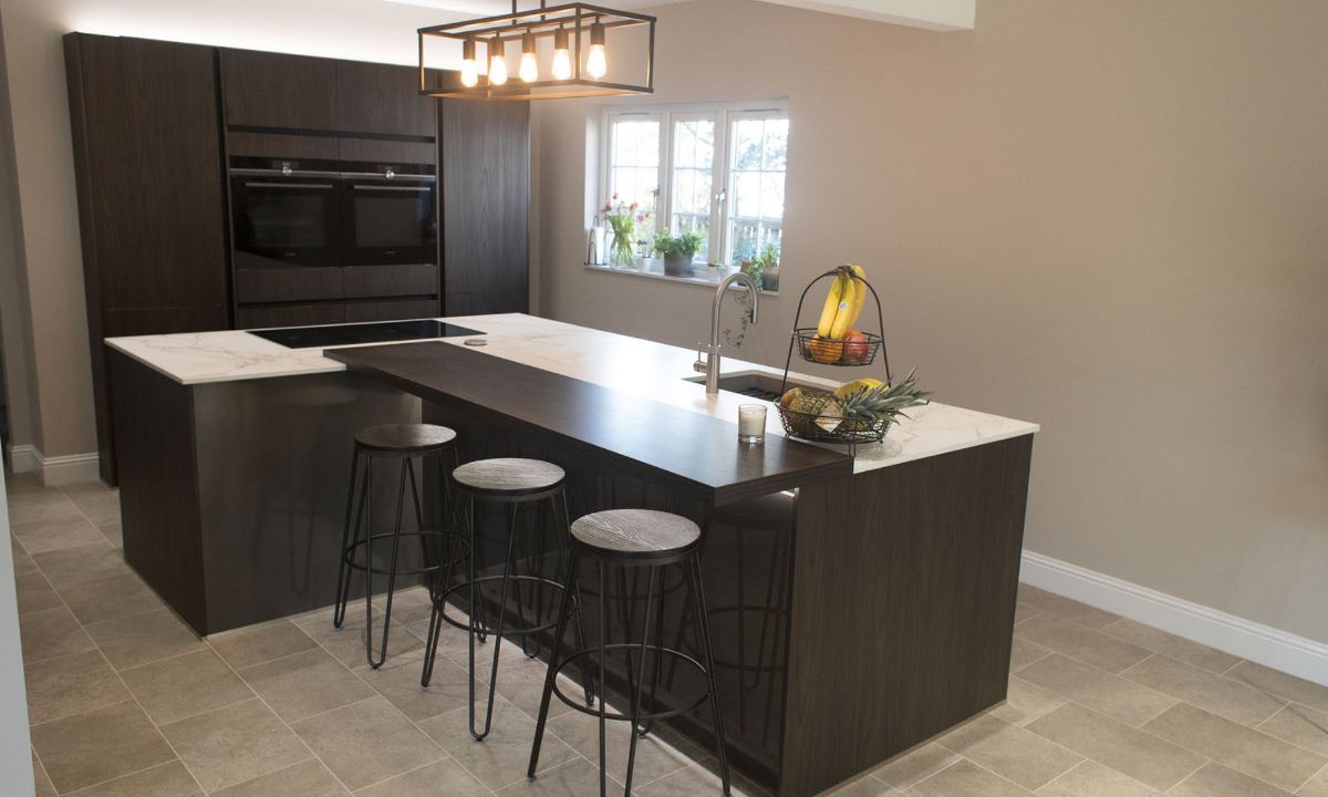 در طراحی جزيره آشپزخانه ال می توان با ايجاد اختلاف سطح، فضاهای مختلف کار و غذاخوری را از هم جدا کرد