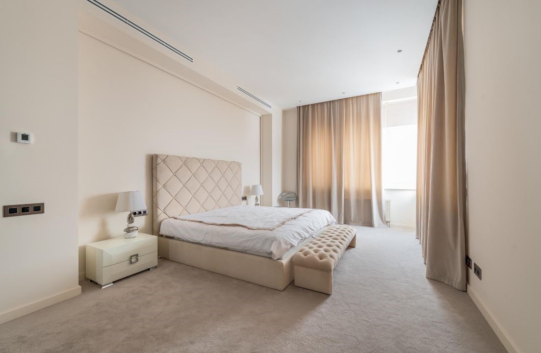 رنگ‌هایی مثل سفید، کرم، طوسی و بژ محبوب‌ترین گزینه‌های رنگی برای طراحی دکوراسیون مینیمال ایرانی اتاق خواب هستند.